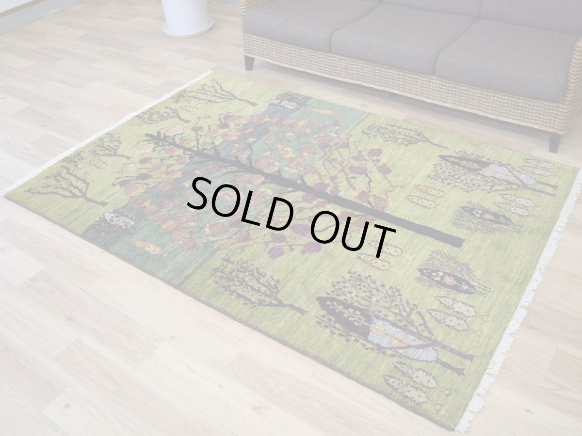 画像2: 新品 ペルシャ ギャッベ 204 × 140 cm No.A620 縦2m 横1.5m 3㎡ 〜3帖程度 リビング ダイニング 2-3人掛けソファサイズ 肉厚 ウール ギャベ 手織り リーズバフト ハンドメイド ラグ 絨毯 カーペット ザクロの木 生命の樹 糸杉 緑 グリーン リビングダイニングルームやベッドサイドに  n-a620-204140h226808 (2)