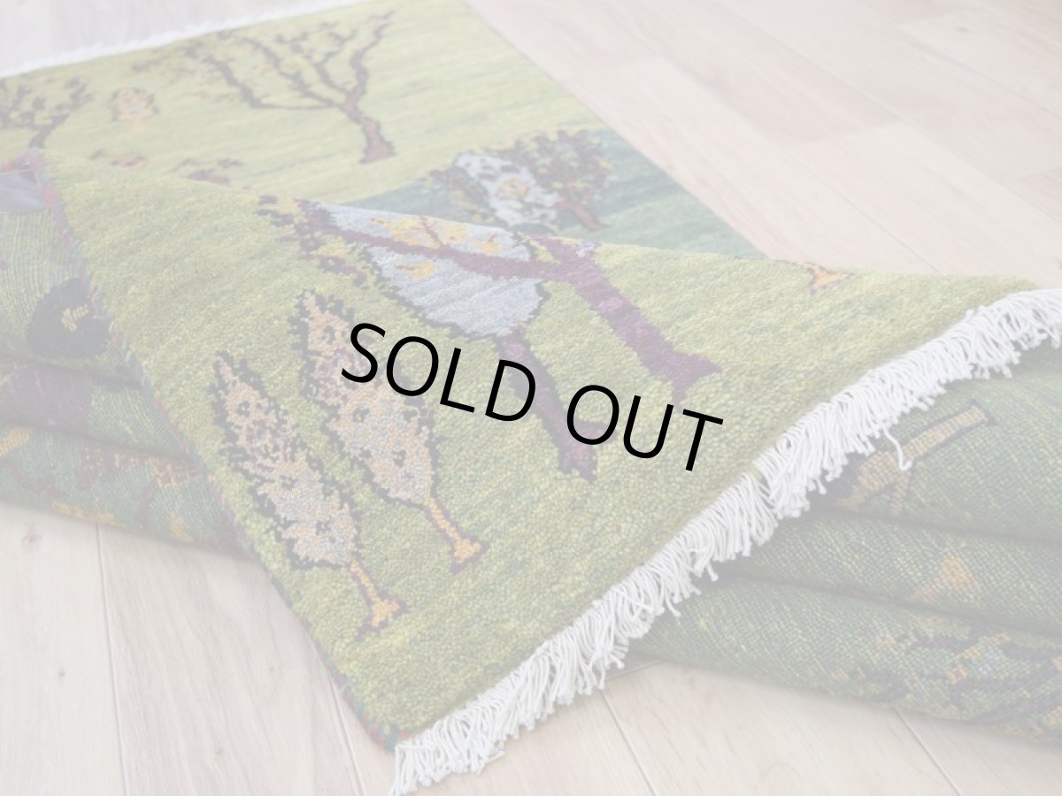 画像13: 新品 ペルシャ ギャッベ 204 × 140 cm No.A620 縦2m 横1.5m 3㎡ 〜3帖程度 リビング ダイニング 2-3人掛けソファサイズ 肉厚 ウール ギャベ 手織り リーズバフト ハンドメイド ラグ 絨毯 カーペット ザクロの木 生命の樹 糸杉 緑 グリーン リビングダイニングルームやベッドサイドに  n-a620-204140h226808 (13)