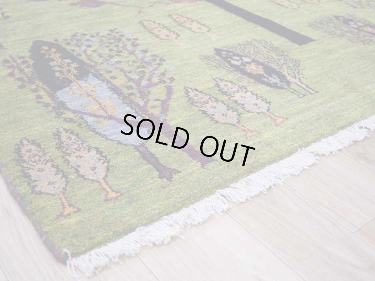 画像11: 新品 ペルシャ ギャッベ 204 × 140 cm No.A620 縦2m 横1.5m 3㎡ 〜3帖程度 リビング ダイニング 2-3人掛けソファサイズ 肉厚 ウール ギャベ 手織り リーズバフト ハンドメイド ラグ 絨毯 カーペット ザクロの木 生命の樹 糸杉 緑 グリーン リビングダイニングルームやベッドサイドに  n-a620-204140h226808 (11)