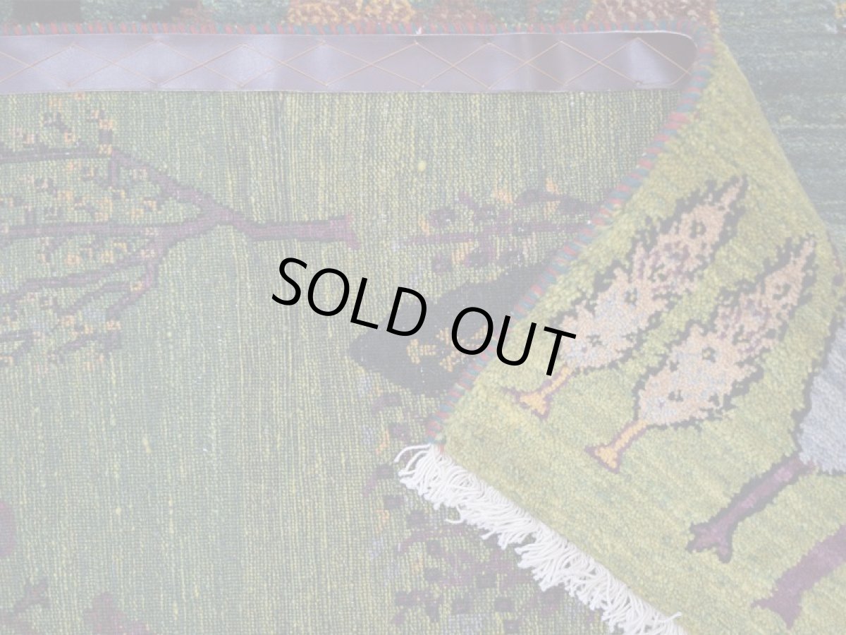 画像14: 新品 ペルシャ ギャッベ 204 × 140 cm No.A620 縦2m 横1.5m 3㎡ 〜3帖程度 リビング ダイニング 2-3人掛けソファサイズ 肉厚 ウール ギャベ 手織り リーズバフト ハンドメイド ラグ 絨毯 カーペット ザクロの木 生命の樹 糸杉 緑 グリーン リビングダイニングルームやベッドサイドに  n-a620-204140h226808 (14)