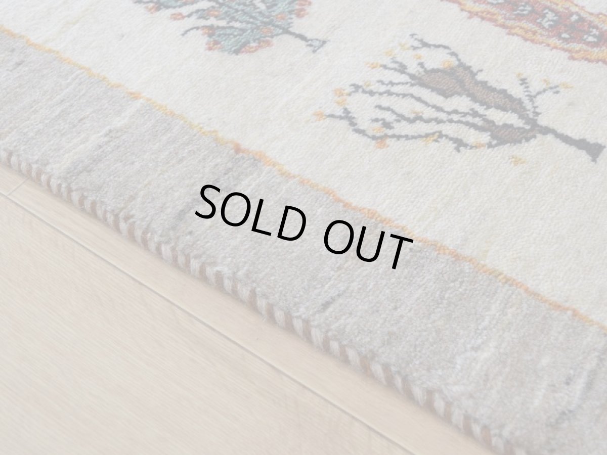 画像10: 新品 ペルシャ ギャッベ 220 × 140 cm No.A613 縦2m 横1.5m 3㎡ 〜3帖程度 リビング ダイニング 2-3人掛けソファサイズ 肉厚 ウール ギャベ 手織り リーズバフト ハンドメイド ラグ 絨毯 カーペット ザクロの木 生命の樹 糸杉 生成り クリーム ライトグレー ベージュ 　原毛系 リビングダイニングルームやベッドサイドに  n-a613-220140h066858 (10)