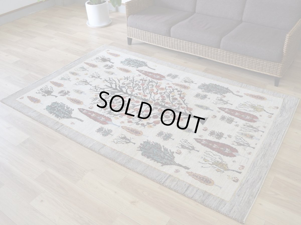 画像2: 新品 ペルシャ ギャッベ 220 × 140 cm No.A613 縦2m 横1.5m 3㎡ 〜3帖程度 リビング ダイニング 2-3人掛けソファサイズ 肉厚 ウール ギャベ 手織り リーズバフト ハンドメイド ラグ 絨毯 カーペット ザクロの木 生命の樹 糸杉 生成り クリーム ライトグレー ベージュ 　原毛系 リビングダイニングルームやベッドサイドに  n-a613-220140h066858 (2)