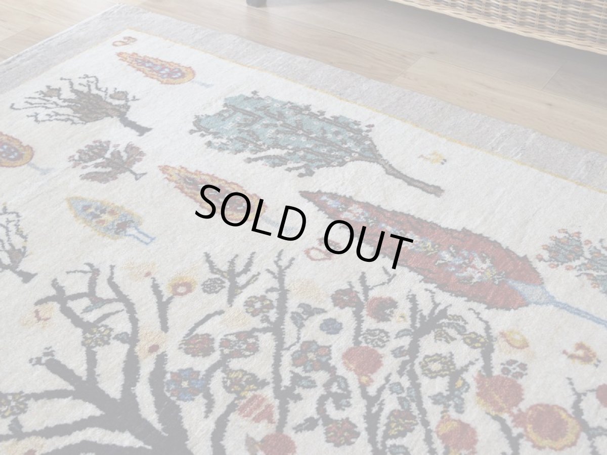 画像9: 新品 ペルシャ ギャッベ 220 × 140 cm No.A613 縦2m 横1.5m 3㎡ 〜3帖程度 リビング ダイニング 2-3人掛けソファサイズ 肉厚 ウール ギャベ 手織り リーズバフト ハンドメイド ラグ 絨毯 カーペット ザクロの木 生命の樹 糸杉 生成り クリーム ライトグレー ベージュ 　原毛系 リビングダイニングルームやベッドサイドに  n-a613-220140h066858 (9)