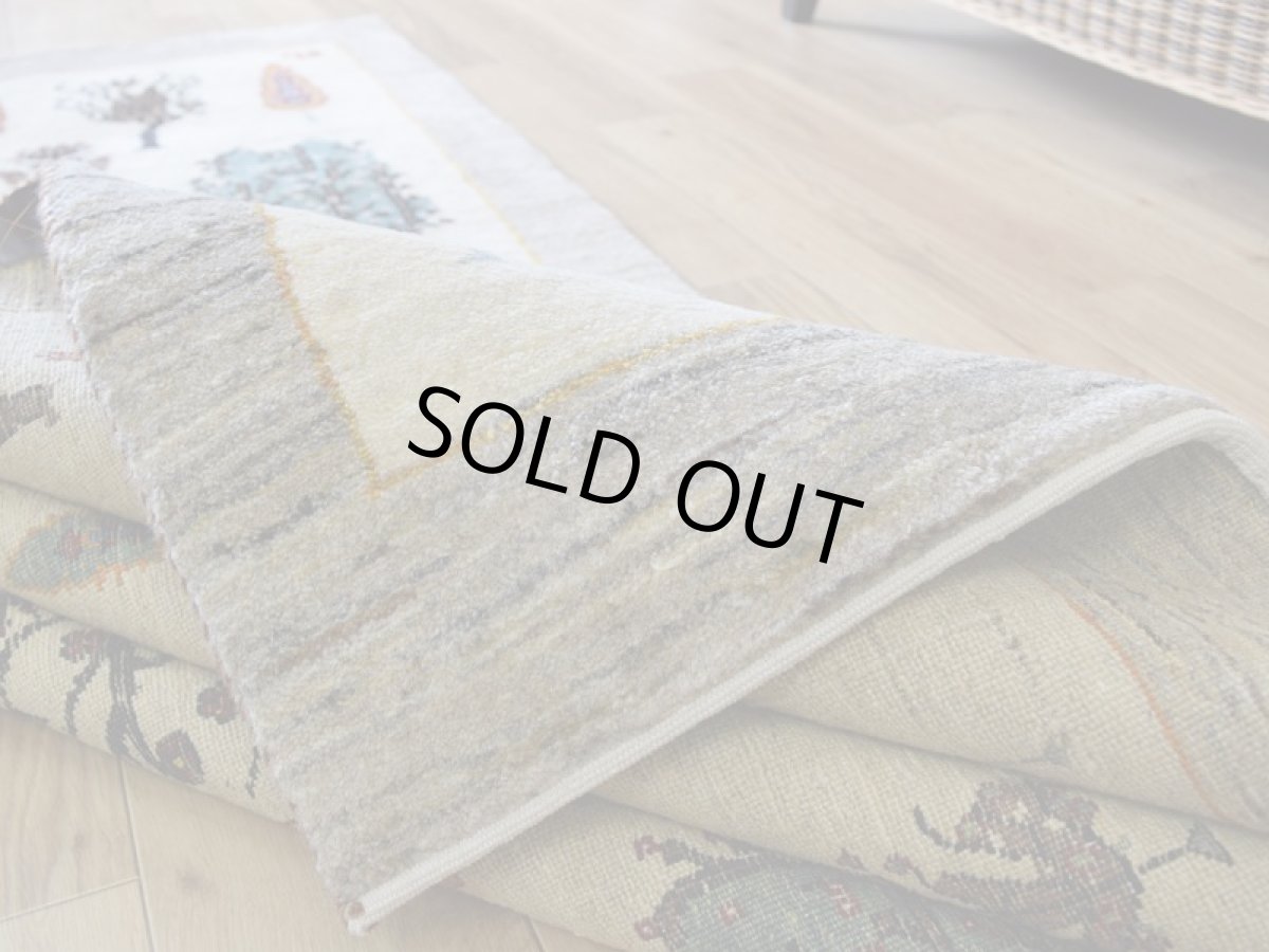 画像13: 新品 ペルシャ ギャッベ 220 × 140 cm No.A613 縦2m 横1.5m 3㎡ 〜3帖程度 リビング ダイニング 2-3人掛けソファサイズ 肉厚 ウール ギャベ 手織り リーズバフト ハンドメイド ラグ 絨毯 カーペット ザクロの木 生命の樹 糸杉 生成り クリーム ライトグレー ベージュ 　原毛系 リビングダイニングルームやベッドサイドに  n-a613-220140h066858 (13)