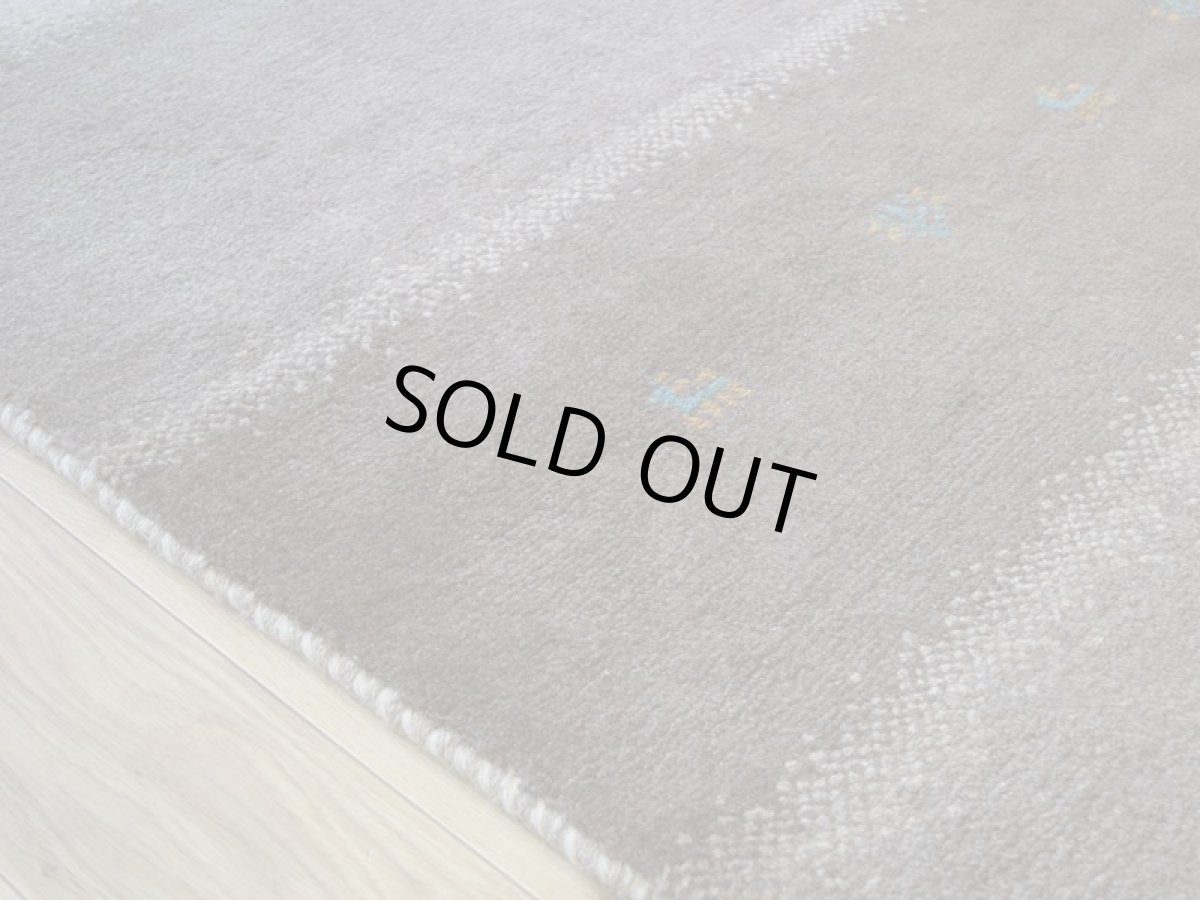 画像10: 新品 ペルシャ ギャッベ 198 × 159 cm No.1458 縦2m 横1.5m 3㎡ 〜3帖 リビング ダイニング 2-3人掛けソファサイズ 天然 肉厚 ウール ギャベ 手織り ハンドメイド ラグ 絨毯 カーペット ベージュ ブラウン グレー グラデーション ボーダー 動物 ヤギ 羊 鹿 生命の樹 柄 リビングダイニングルームやベッドサイドに n-1458-198159s071032 (10)