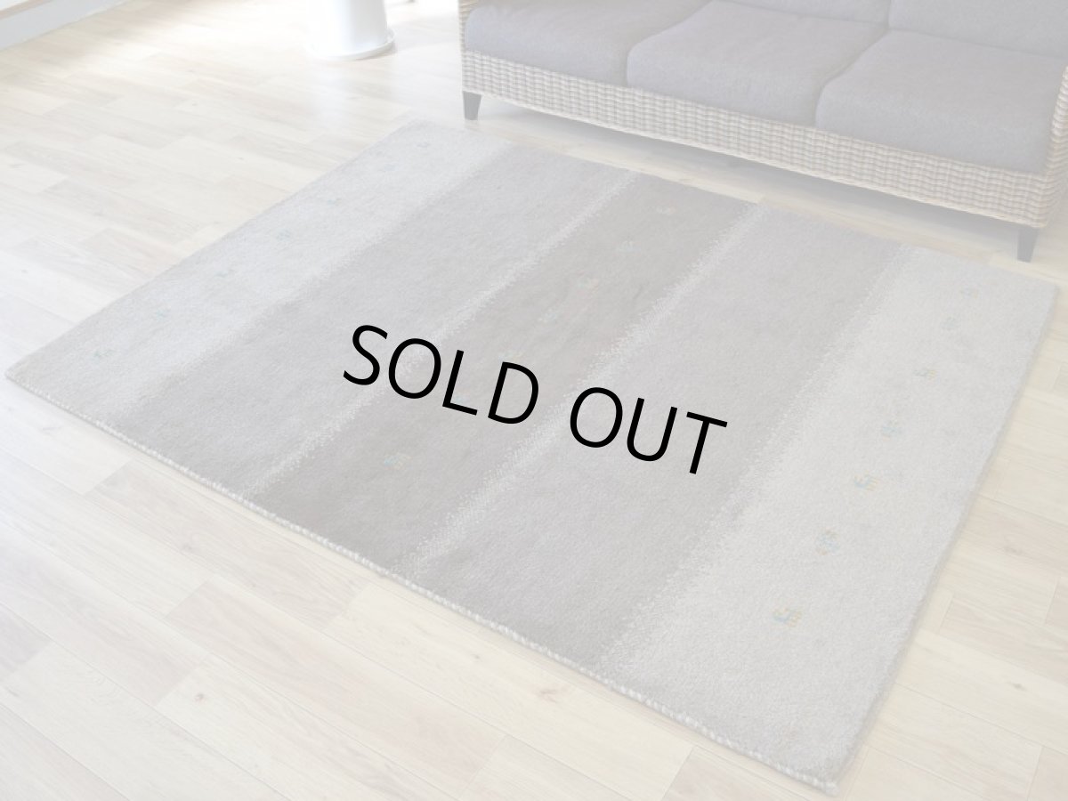 画像2: 新品 ペルシャ ギャッベ 198 × 159 cm No.1458 縦2m 横1.5m 3㎡ 〜3帖 リビング ダイニング 2-3人掛けソファサイズ 天然 肉厚 ウール ギャベ 手織り ハンドメイド ラグ 絨毯 カーペット ベージュ ブラウン グレー グラデーション ボーダー 動物 ヤギ 羊 鹿 生命の樹 柄 リビングダイニングルームやベッドサイドに n-1458-198159s071032 (2)