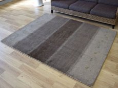 画像2: 新品 ペルシャ ギャッベ 198 × 159 cm No.1458 縦2m 横1.5m 3㎡ 〜3帖 リビング ダイニング 2-3人掛けソファサイズ 天然 肉厚 ウール ギャベ 手織り ハンドメイド ラグ 絨毯 カーペット ベージュ ブラウン グレー グラデーション ボーダー 動物 ヤギ 羊 鹿 生命の樹 柄 リビングダイニングルームやベッドサイドに n-1458-198159s071032 (2)
