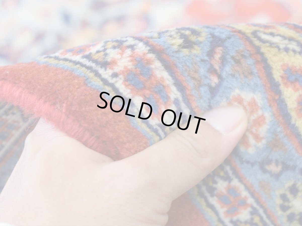 画像12: 良品 ペルシャ 絨毯 サルーク 325 x 220 cm No.P493 縦3.3m 横2.2m 7.2㎡ 〜8帖 リビング ダイニング 3人掛けソファ コーナーソファ 大判 サイズ ウール 手織り トライバル ラグ 敷物 マット カーペット メダリオン ヴィンテージ ビンテージ 赤 朱色 オレンジ b-p493-325220h274516 (12)