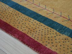 画像10: 新品 ペルシャ ギャッベ 173 × 124 cm No.1487 縦1.8m 横1.3m 2.3㎡ 〜2帖 2-3人掛けソファ サイズ 肉厚 天然 草木染 ウール ギャベ 手織り  リーズバフト ハンドメイド ラグ 絨毯 カーペット 生命の樹 赤 緑 黄色 リビングルームソファ足元やベッドサイドに n-1487-173124s654595 (10)