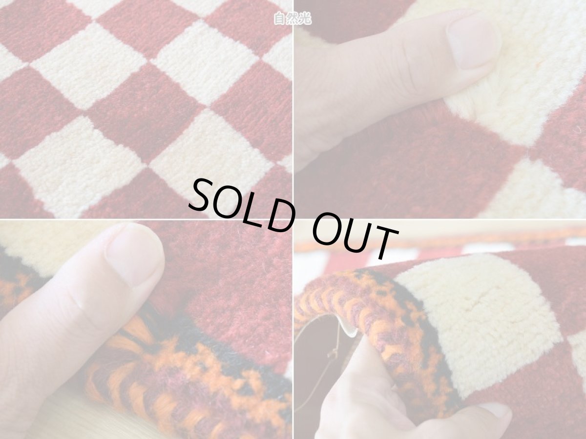 画像18: 新品 ペルシャ ギャッベ 玄関 マット サイズ 149 × 65 cm No.A590 肉厚 天然 ウール ギャベ 手織り ハンドメイド ラグ 絨毯 カーペット リーズバフト パッチワーク柄 ブロックチェック 市松模様 カラフル 赤 レッド 玄関ドアマットのアクセントに n-a590-149065h041a281 (18)