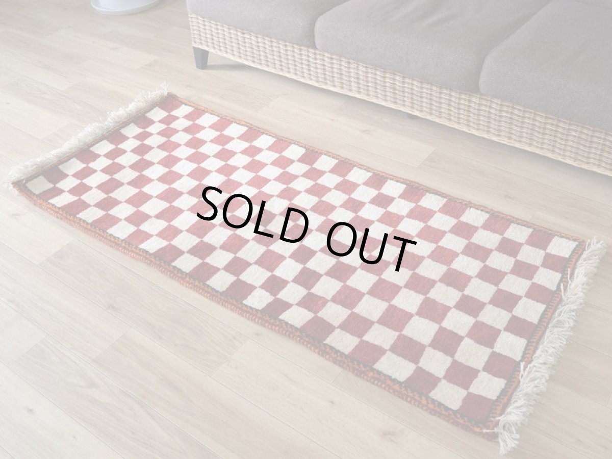 画像2: 新品 ペルシャ ギャッベ 玄関 マット サイズ 149 × 65 cm No.A590 肉厚 天然 ウール ギャベ 手織り ハンドメイド ラグ 絨毯 カーペット リーズバフト パッチワーク柄 ブロックチェック 市松模様 カラフル 赤 レッド 玄関ドアマットのアクセントに n-a590-149065h041a281 (2)