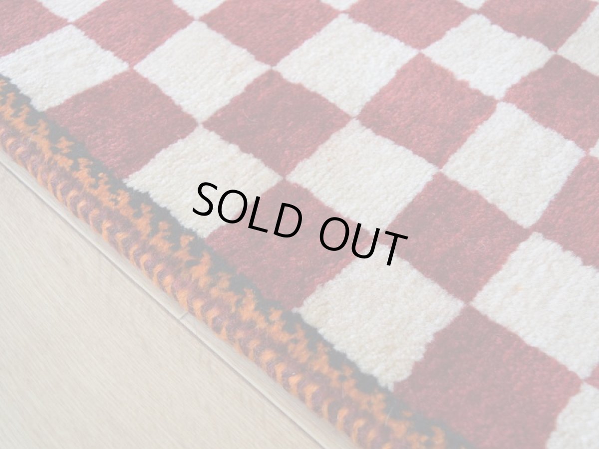 画像11: 新品 ペルシャ ギャッベ 玄関 マット サイズ 149 × 65 cm No.A590 肉厚 天然 ウール ギャベ 手織り ハンドメイド ラグ 絨毯 カーペット リーズバフト パッチワーク柄 ブロックチェック 市松模様 カラフル 赤 レッド 玄関ドアマットのアクセントに n-a590-149065h041a281 (11)