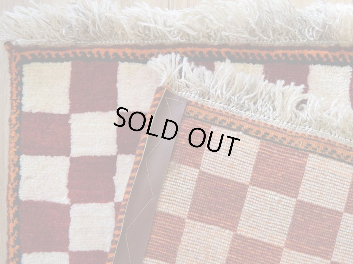 画像17: 新品 ペルシャ ギャッベ 玄関 マット サイズ 149 × 65 cm No.A590 肉厚 天然 ウール ギャベ 手織り ハンドメイド ラグ 絨毯 カーペット リーズバフト パッチワーク柄 ブロックチェック 市松模様 カラフル 赤 レッド 玄関ドアマットのアクセントに n-a590-149065h041a281 (17)