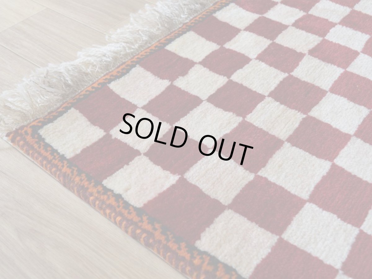 画像9: 新品 ペルシャ ギャッベ 玄関 マット サイズ 149 × 65 cm No.A590 肉厚 天然 ウール ギャベ 手織り ハンドメイド ラグ 絨毯 カーペット リーズバフト パッチワーク柄 ブロックチェック 市松模様 カラフル 赤 レッド 玄関ドアマットのアクセントに n-a590-149065h041a281 (9)