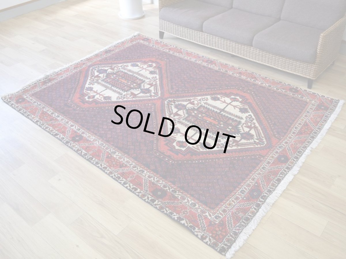 画像2: 良品 ペルシャ 部族絨毯  シャハルババク 縦2.5m 横1.8m 4㎡ 〜4帖 リビング ダイニング 2〜3人掛けソファ サイズ 230 x 177 cm No.P465 天然 肉厚 ウール 手織り ハンドメイド トライバル ラグ 部族絨毯 マット カーペット ボテ柄 メダリオン 鳥 幾何学模様 民族柄 赤 生成り クリーム b-p465-230177h004p (2)