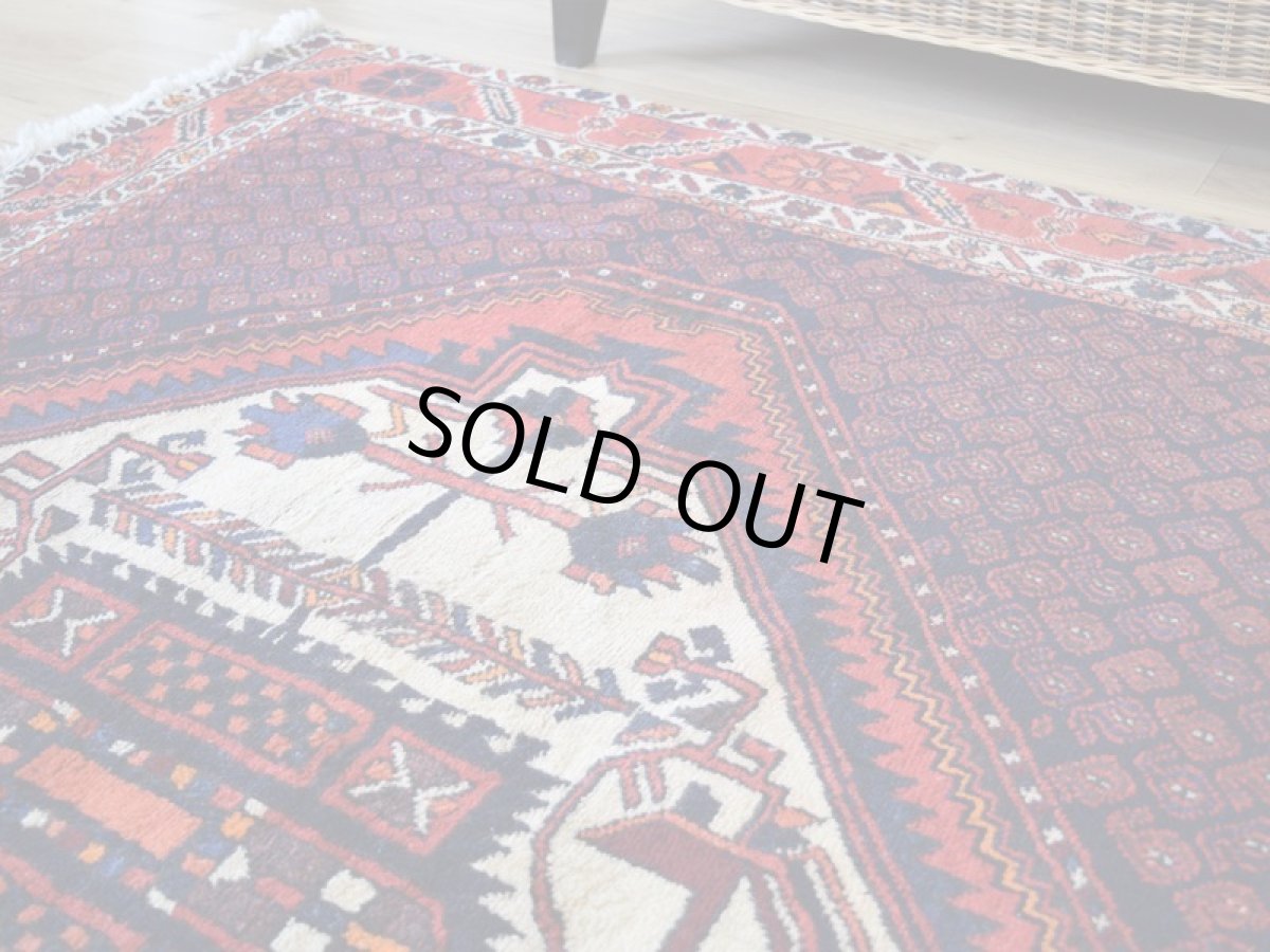 画像9: 良品 ペルシャ 部族絨毯  シャハルババク 縦2.5m 横1.8m 4㎡ 〜4帖 リビング ダイニング 2〜3人掛けソファ サイズ 230 x 177 cm No.P465 天然 肉厚 ウール 手織り ハンドメイド トライバル ラグ 部族絨毯 マット カーペット ボテ柄 メダリオン 鳥 幾何学模様 民族柄 赤 生成り クリーム b-p465-230177h004p (9)