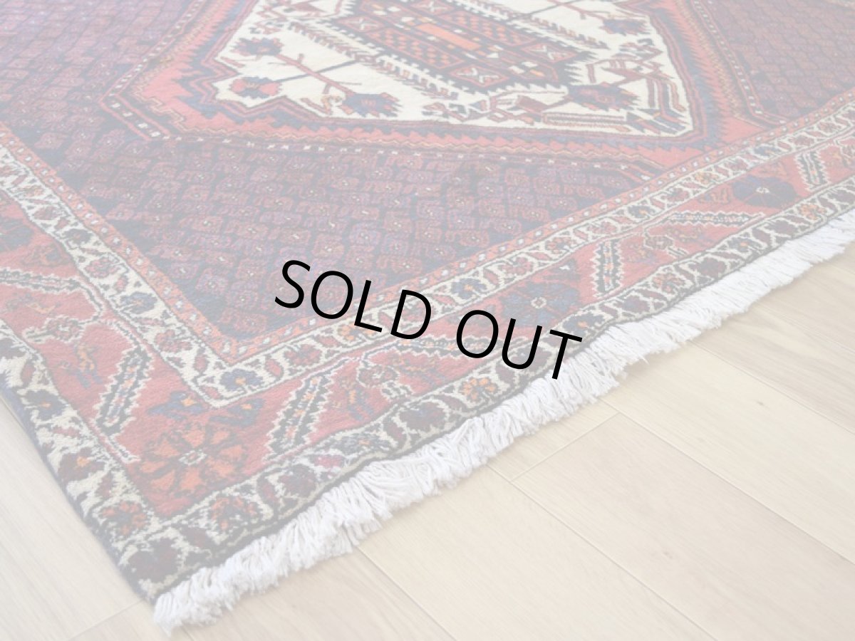 画像11: 良品 ペルシャ 部族絨毯  シャハルババク 縦2.5m 横1.8m 4㎡ 〜4帖 リビング ダイニング 2〜3人掛けソファ サイズ 230 x 177 cm No.P465 天然 肉厚 ウール 手織り ハンドメイド トライバル ラグ 部族絨毯 マット カーペット ボテ柄 メダリオン 鳥 幾何学模様 民族柄 赤 生成り クリーム b-p465-230177h004p (11)