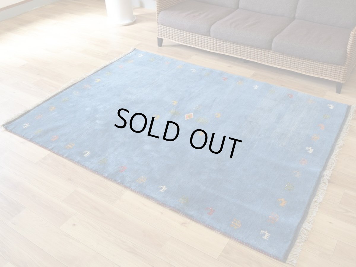 画像2: 新品 ペルシャ ギャッベ  No.1935 - 201 × 151 cm 縦2m 横1.5m 3㎡ 〜3帖 リビング ダイニング 2-3人掛けソファ サイズ 肉厚 天然 ウール ギャベ 手織り ハンドメイド ラグ 絨毯 カーペット リビングダイニングルームやベッドサイドに トランジ 動物柄 青 藍色 インディゴブルー n-1935-201151s003p (2)