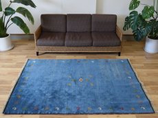 画像1: 新品 ペルシャ ギャッベ  No.1935 - 201 × 151 cm 縦2m 横1.5m 3㎡ 〜3帖 リビング ダイニング 2-3人掛けソファ サイズ 肉厚 天然 ウール ギャベ 手織り ハンドメイド ラグ 絨毯 カーペット リビングダイニングルームやベッドサイドに トランジ 動物柄 青 藍色 インディゴブルー n-1935-201151s003p (1)