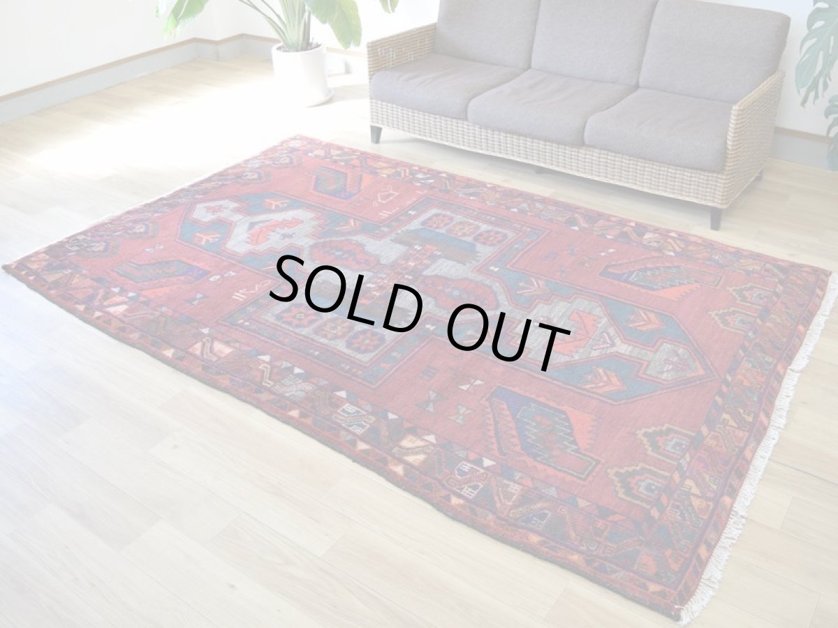 画像2: 良品 ペルシャ 部族絨毯  ロリ 縦2.6m 横1.7m 4.5㎡ 〜5帖 リビング ダイニング 2〜3人掛けソファ サイズ 263 x 169 cm No.P263 ウール 手織り ハンドメイド トライバル ラグ 部族絨毯 マット カーペット 幾何学模様 民族柄  グレージュ マルチカラー b-p263-260169h582p (2)