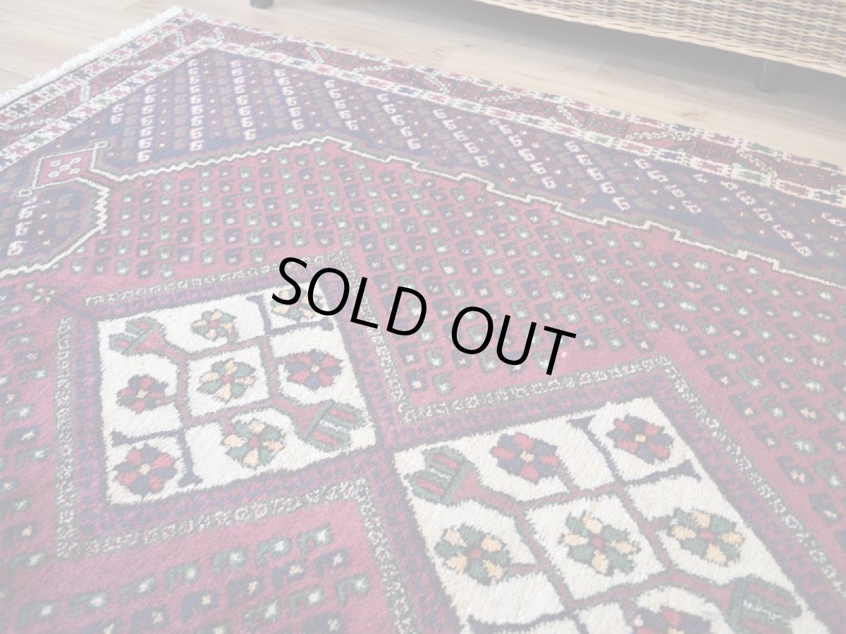 画像9: 良品 ペルシャ 部族絨毯  シャハレババク 190 x 140 cm No.P468 縦2m 横1.5m 3㎡ 〜3帖程度 リビング ダイニング 2〜3人掛けソファ サイズ ウール 手織り ハンドメイド トライバル ラグ 部族絨毯 マット カーペット ボテ 幾何学模様 民族柄 紺 ネイビー 赤 エンジ ワインレッド ヴィンテージ ビンテージ  ab-p468-190140h092p (9)