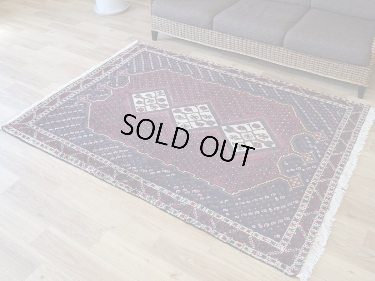 画像2: 良品 ペルシャ 部族絨毯  シャハレババク 190 x 140 cm No.P468 縦2m 横1.5m 3㎡ 〜3帖程度 リビング ダイニング 2〜3人掛けソファ サイズ ウール 手織り ハンドメイド トライバル ラグ 部族絨毯 マット カーペット ボテ 幾何学模様 民族柄 紺 ネイビー 赤 エンジ ワインレッド ヴィンテージ ビンテージ  ab-p468-190140h092p (2)