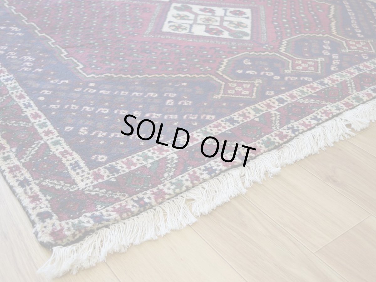 画像10: 良品 ペルシャ 部族絨毯  シャハレババク 190 x 140 cm No.P468 縦2m 横1.5m 3㎡ 〜3帖程度 リビング ダイニング 2〜3人掛けソファ サイズ ウール 手織り ハンドメイド トライバル ラグ 部族絨毯 マット カーペット ボテ 幾何学模様 民族柄 紺 ネイビー 赤 エンジ ワインレッド ヴィンテージ ビンテージ  ab-p468-190140h092p (10)