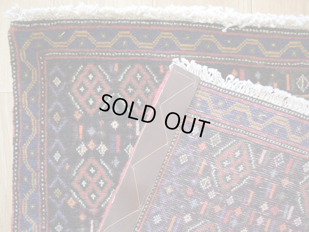 画像12: 美品 ペルシャ 部族絨毯 ハマダン 玄関 マット サイズ 100 x 76 cm No.8 天然 肉厚 ウール 手織り ハンドメイド トライバル ラグ マット カーペット  ブラック ネイビー 生成り カラフル  マルチカラー 動物 鳥 トランジ 幾何学模様 民族柄 中古品に抵抗のある方にもお勧めです a-8-10076h0687 (12)