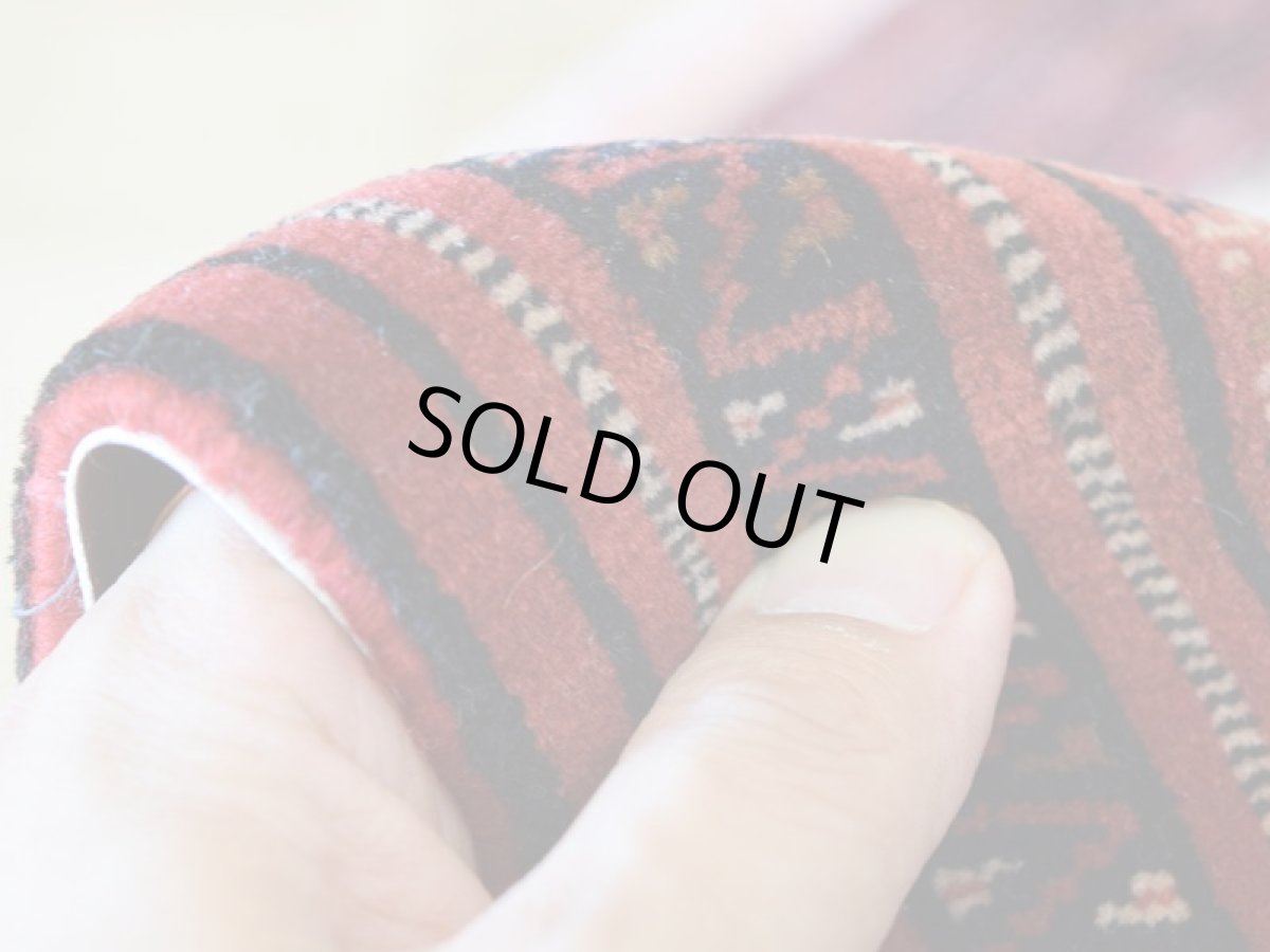 画像12: 良品 ペルシャ 部族絨毯 トルクメン 玄関 マット サイズ 110 x 55 cm No.AD678 天然 ウール 手織り ハンドメイド トライバル ラグ マット カーペット 赤 クリーム ギュル模様 幾何学模様 民族柄 b-ad678-110055h0687 (12)