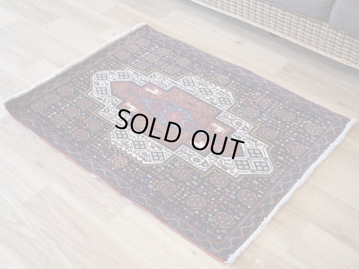 画像2: 美品 ペルシャ 部族絨毯 ハマダン 玄関 マット サイズ 100 x 76 cm No.8 天然 肉厚 ウール 手織り ハンドメイド トライバル ラグ マット カーペット  ブラック ネイビー 生成り カラフル  マルチカラー 動物 鳥 トランジ 幾何学模様 民族柄 中古品に抵抗のある方にもお勧めです a-8-10076h0687 (2)