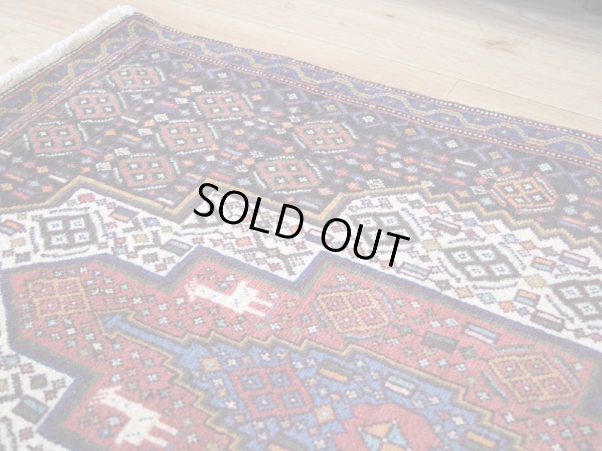 画像4: 美品 ペルシャ 部族絨毯 ハマダン 玄関 マット サイズ 100 x 76 cm No.8 天然 肉厚 ウール 手織り ハンドメイド トライバル ラグ マット カーペット  ブラック ネイビー 生成り カラフル  マルチカラー 動物 鳥 トランジ 幾何学模様 民族柄 中古品に抵抗のある方にもお勧めです a-8-10076h0687 (4)