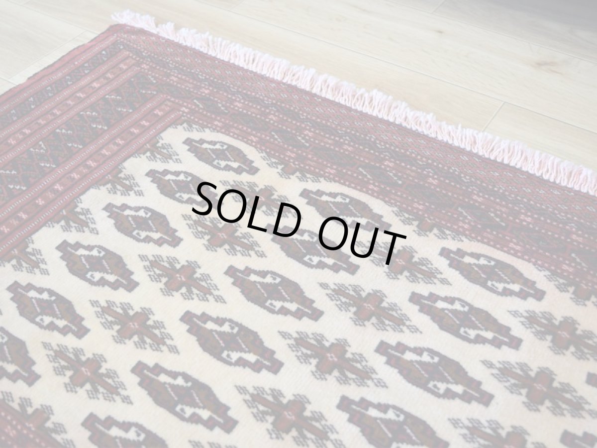 画像4: 良品 ペルシャ 部族絨毯 トルクメン 玄関 マット サイズ 110 x 55 cm No.AD678 天然 ウール 手織り ハンドメイド トライバル ラグ マット カーペット 赤 クリーム ギュル模様 幾何学模様 民族柄 b-ad678-110055h0687 (4)