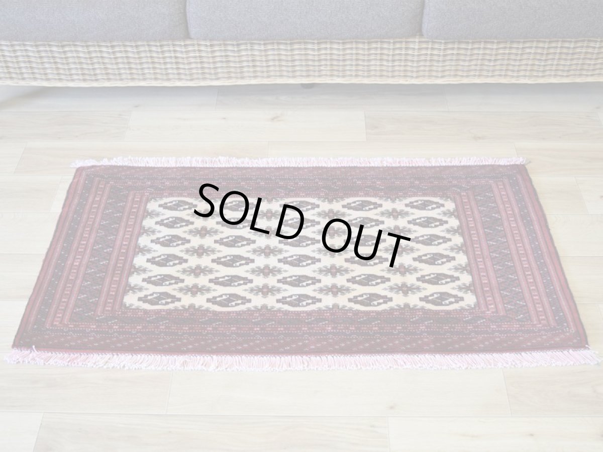 画像1: 良品 ペルシャ 部族絨毯 トルクメン 玄関 マット サイズ 110 x 55 cm No.AD678 天然 ウール 手織り ハンドメイド トライバル ラグ マット カーペット 赤 クリーム ギュル模様 幾何学模様 民族柄 b-ad678-110055h0687 (1)