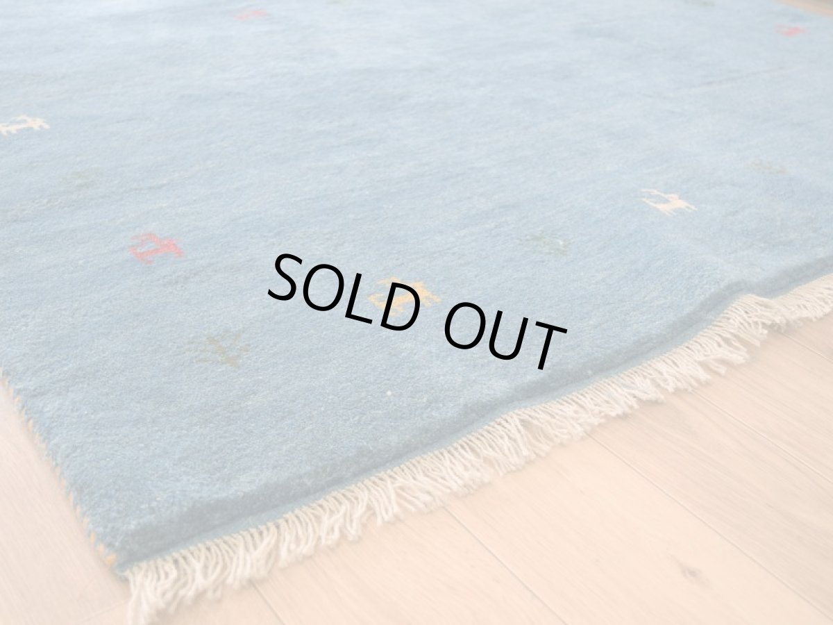 画像11: 新品 ペルシャ ギャッベ  No.1960 - 190 × 152 cm 縦2m 横1.5m 3㎡ 〜3帖 リビング ダイニング 2-3人掛けソファ サイズ 肉厚 天然 ウール ギャベ 手織り ハンドメイド ラグ 絨毯 カーペット リビングダイニングルームやベッドサイドに 生命の樹 動物柄 青 藍色 インディゴブルー n-1960-190152s003p (11)