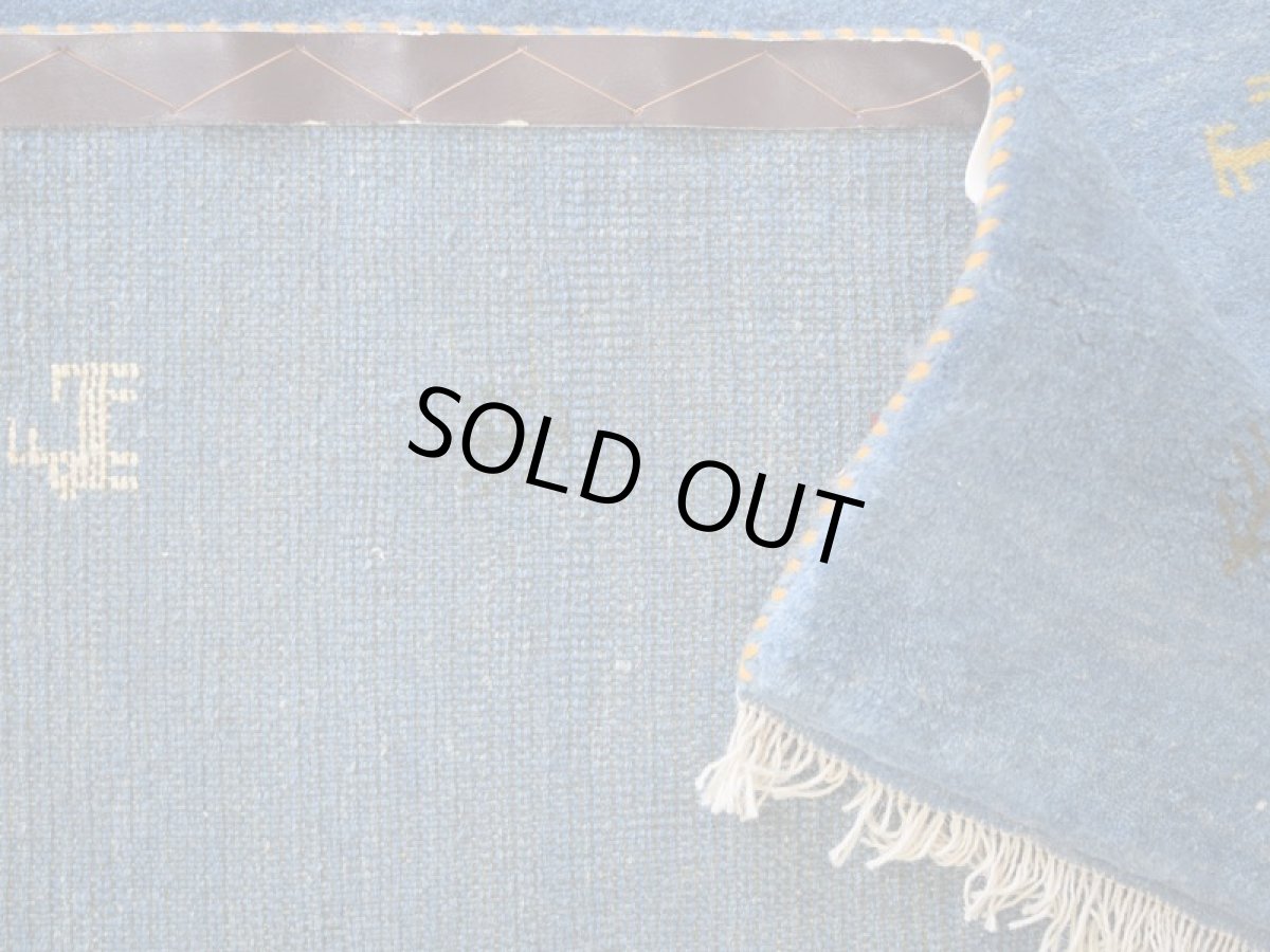 画像14: 新品 ペルシャ ギャッベ  No.1960 - 190 × 152 cm 縦2m 横1.5m 3㎡ 〜3帖 リビング ダイニング 2-3人掛けソファ サイズ 肉厚 天然 ウール ギャベ 手織り ハンドメイド ラグ 絨毯 カーペット リビングダイニングルームやベッドサイドに 生命の樹 動物柄 青 藍色 インディゴブルー n-1960-190152s003p (14)