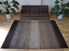 画像1: 新品 ペルシャ ギャッベ No.1446 - 243 × 199 cm 縦2.5m 横2m 〜5㎡ 〜4.5帖 リビング ダイニング 2-3人掛けソファサイズ 天然 肉厚 ウール ギャベ 手織り リーズバフト ハンドメイド ラグ 絨毯 カーペット ベージュ ブラウン グレー グラデーション ボーダー リビングダイニングルームやベッドサイドに n-1446-243199s092073 (1)