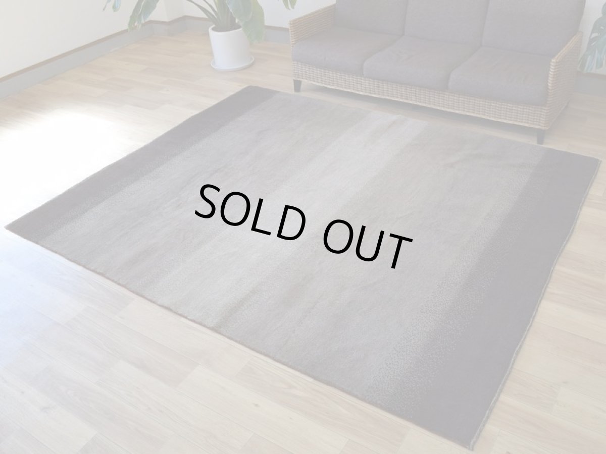 画像2: 新品 ペルシャ ギャッベ No.1446 - 243 × 199 cm 縦2.5m 横2m 〜5㎡ 〜4.5帖 リビング ダイニング 2-3人掛けソファサイズ 天然 肉厚 ウール ギャベ 手織り リーズバフト ハンドメイド ラグ 絨毯 カーペット ベージュ ブラウン グレー グラデーション ボーダー リビングダイニングルームやベッドサイドに n-1446-243199s092073 (2)