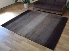 画像2: 新品 ペルシャ ギャッベ No.1446 - 243 × 199 cm 縦2.5m 横2m 〜5㎡ 〜4.5帖 リビング ダイニング 2-3人掛けソファサイズ 天然 肉厚 ウール ギャベ 手織り リーズバフト ハンドメイド ラグ 絨毯 カーペット ベージュ ブラウン グレー グラデーション ボーダー リビングダイニングルームやベッドサイドに n-1446-243199s092073 (2)