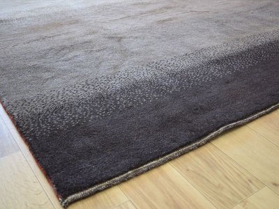 画像2: 新品 ペルシャ ギャッベ No.1446 - 243 × 199 cm 縦2.5m 横2m 〜5㎡ 〜4.5帖 リビング ダイニング 2-3人掛けソファサイズ 天然 肉厚 ウール ギャベ 手織り リーズバフト ハンドメイド ラグ 絨毯 カーペット ベージュ ブラウン グレー グラデーション ボーダー リビングダイニングルームやベッドサイドに n-1446-243199s092073