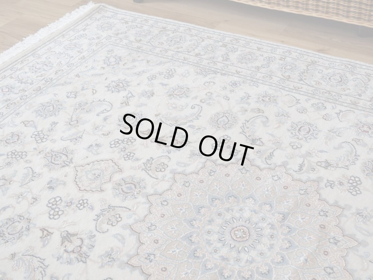 画像8: 新品 ペルシャ 絨毯 ナイン 産 9la ノーラー 200 x 149 cm No.2161 縦2.5m 横1.5m 3.8㎡ 〜4帖程度 リビング ダイニング 2-3人掛けソファ サイズ ウール 手織り ラグ 敷物 カーペット メダリオン 白 ホワイト 生成り アイボリー ベージュ n-2161-200149s6950a0280 (8)