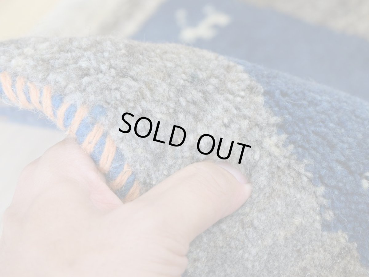 画像8: 新品 ペルシャ ギャッベ No.2489 - 40 × 40 cm 座布団 クッションサイズ ラグ チェアマット 肉厚 天然 ウール ギャベ 手織り ロルバフト ハンドメイド ラグ 絨毯 カーペット 動物 柄 青 ブルー 藍 インディゴブルー ライトグレー 原毛系 n-2489-040040s320a030 (8)