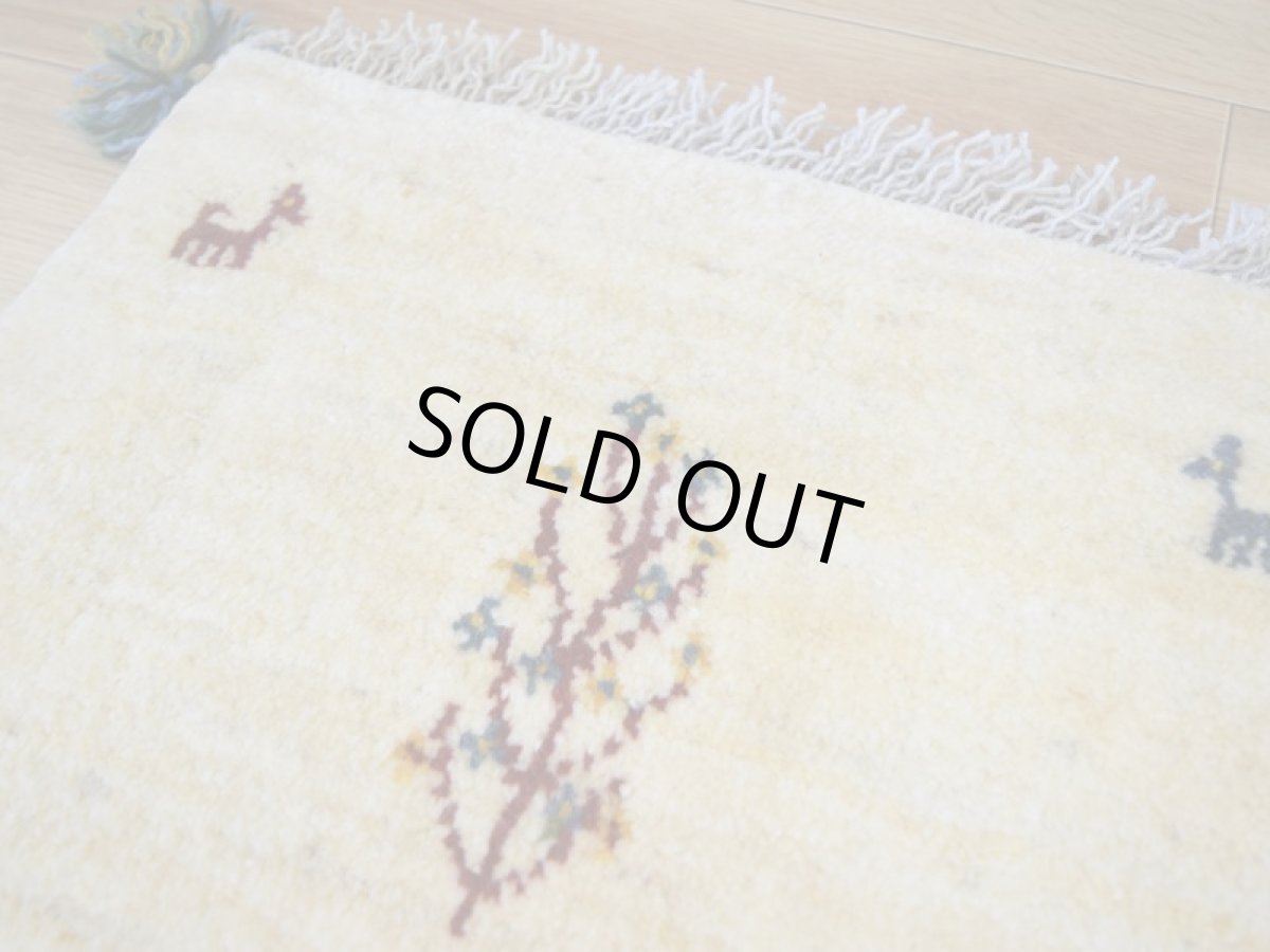 画像2: 新品 ペルシャ ギャッベ No.329 - 39 × 45 cm 座布団 クッションサイズ ラグ チェアマット 肉厚 天然 ウール ギャベ 手織り ロルバフト ハンドメイド ラグ 絨毯 カーペット 生命の樹 動物 柄 生成り クリーム 原毛系 n-329-039045s130a140 (2)