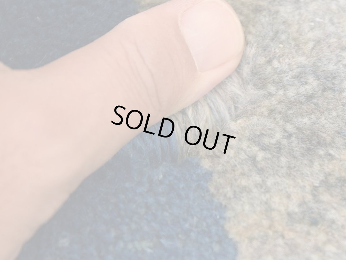 画像4: 新品 ペルシャ ギャッベ No.2489 - 40 × 40 cm 座布団 クッションサイズ ラグ チェアマット 肉厚 天然 ウール ギャベ 手織り ロルバフト ハンドメイド ラグ 絨毯 カーペット 動物 柄 青 ブルー 藍 インディゴブルー ライトグレー 原毛系 n-2489-040040s320a030 (4)