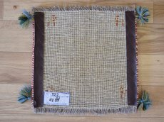 画像11: 新品 ペルシャ ギャッベ No.322 - 40 × 43 cm 座布団 クッションサイズ ラグ チェアマット 肉厚 天然 ウール ギャベ 手織り ロルバフト ハンドメイド ラグ 絨毯 カーペット 動物 柄 生成り クリーム 原毛系 n-322-040043s130a140 (11)