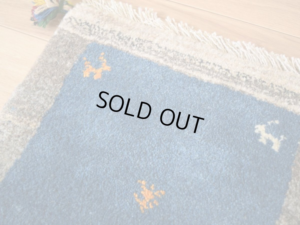 画像2: 新品 ペルシャ ギャッベ No.2489 - 40 × 40 cm 座布団 クッションサイズ ラグ チェアマット 肉厚 天然 ウール ギャベ 手織り ロルバフト ハンドメイド ラグ 絨毯 カーペット 動物 柄 青 ブルー 藍 インディゴブルー ライトグレー 原毛系 n-2489-040040s320a030 (2)