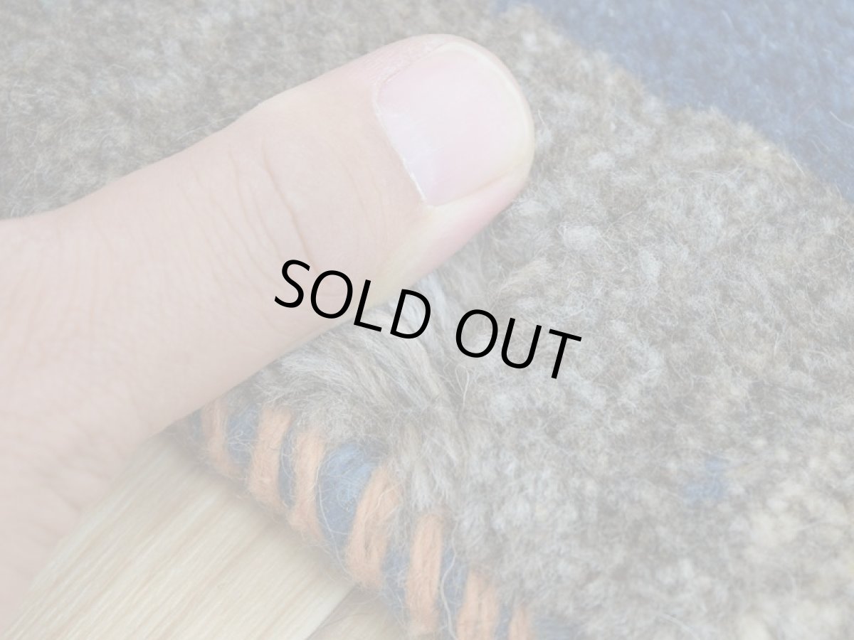 画像6: 新品 ペルシャ ギャッベ No.2489 - 40 × 40 cm 座布団 クッションサイズ ラグ チェアマット 肉厚 天然 ウール ギャベ 手織り ロルバフト ハンドメイド ラグ 絨毯 カーペット 動物 柄 青 ブルー 藍 インディゴブルー ライトグレー 原毛系 n-2489-040040s320a030 (6)