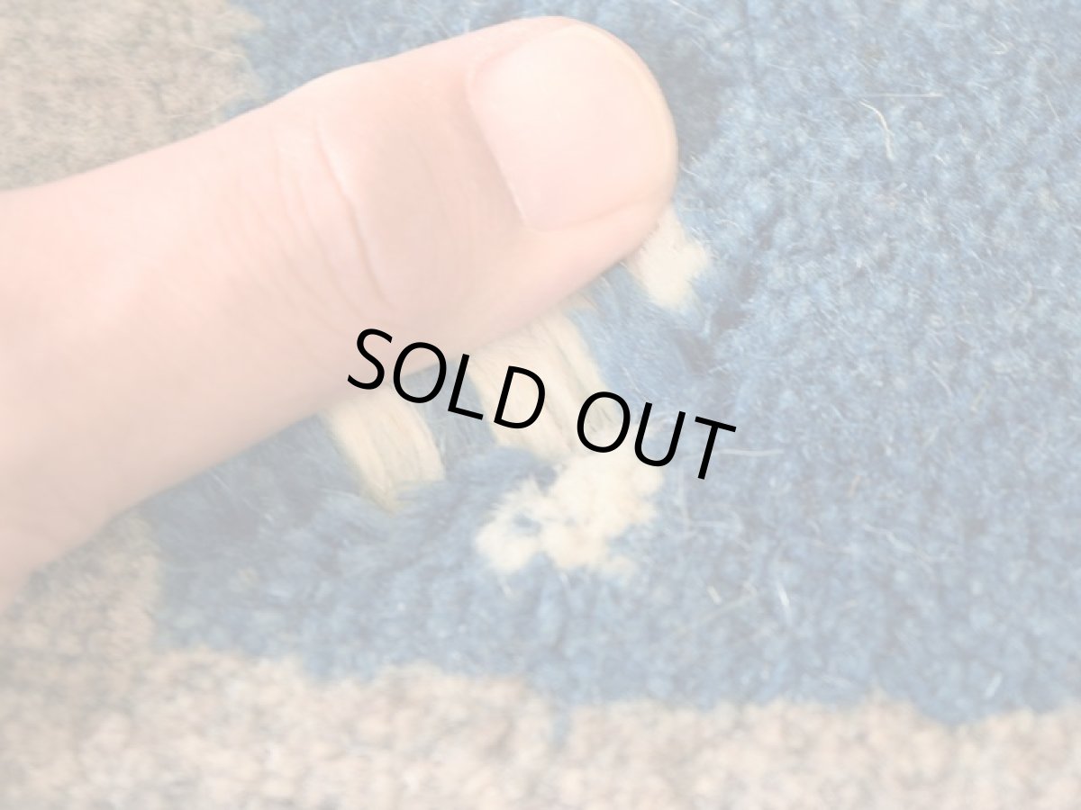 画像3: 新品 ペルシャ ギャッベ No.2489 - 40 × 40 cm 座布団 クッションサイズ ラグ チェアマット 肉厚 天然 ウール ギャベ 手織り ロルバフト ハンドメイド ラグ 絨毯 カーペット 動物 柄 青 ブルー 藍 インディゴブルー ライトグレー 原毛系 n-2489-040040s320a030 (3)