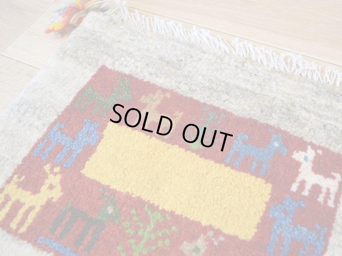 画像2: 新品 ペルシャ ギャッベ No.401 - 35 × 40 cm 座布団 クッションサイズ ラグ チェアマット 肉厚 天然 ウール ギャベ 手織り ロルバフト ハンドメイド ラグ 絨毯 カーペット 動物 柄 生成り クリーム ベージュ 原毛系 カラフル マルチカラー n-401-035040s130a140 (2)