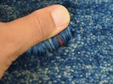 画像3: 新品 ペルシャ ギャッベ No.2510 - 43 × 40 cm 座布団 クッションサイズ ラグ チェアマット 肉厚 天然 ウール ギャベ 手織り ロルバフト ハンドメイド ラグ 絨毯 カーペット 無地 プレーン シンプルデザイン 青 ブルー 藍 インディゴブルー n-2510-043040s320a030 (3)