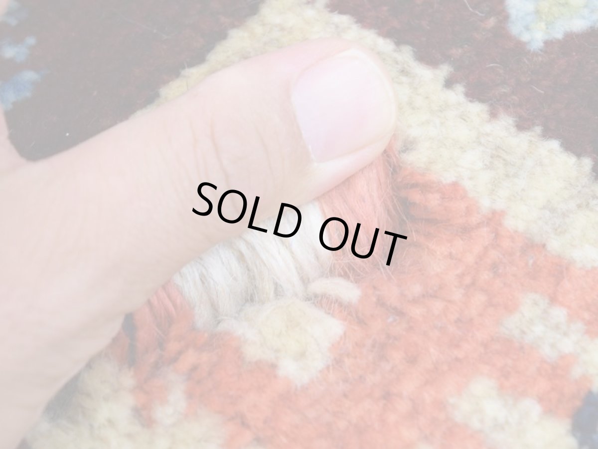 画像5: 新品 ペルシャ ギャッベ No.2521 - 48 × 46 cm 座布団 クッションサイズ ラグ チェアマット 肉厚 天然 ウール ギャベ 手織り ロルバフト ハンドメイド ラグ 絨毯 カーペット 生命の樹 動物 柄 生成り クリーム ベージュ 白 ホワイト系 原毛系 エンジ ブロックチェック パネルデザイン  n-2521-048046s320a030 (5)